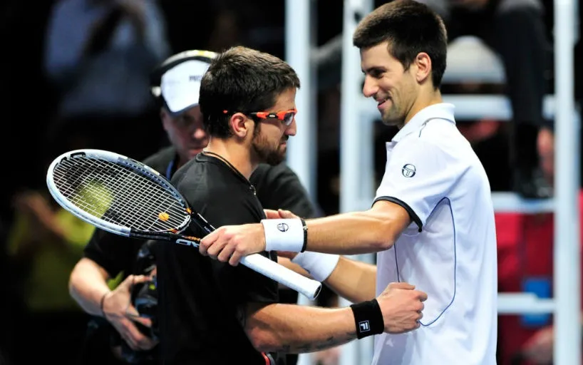 Tipsarevic (đeo mắt kính) là một cựu đồng đội, đồng hương và là đồng minh thân cận của Djokovic