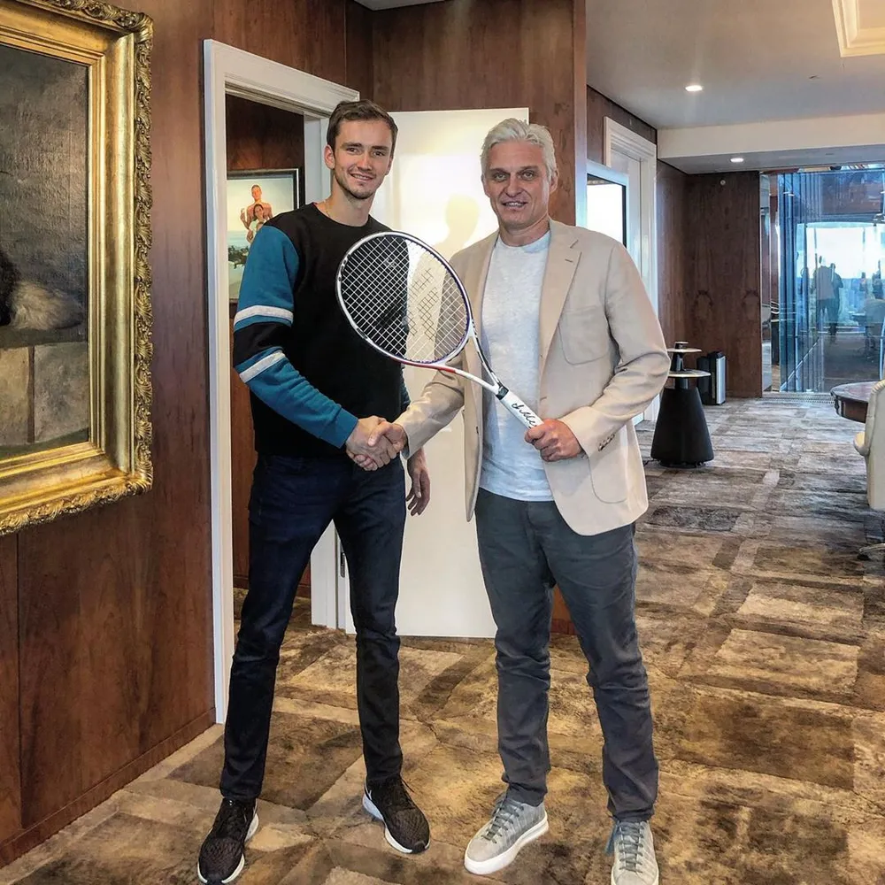 “Abramovich của làng đua xe đạp” lấn sân sang quần vợt và bóng đá, tài trợ Medvedev và RPL ảnh 1