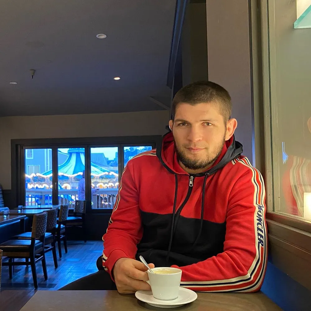 Khabib tươi tỉnh uống cà phê