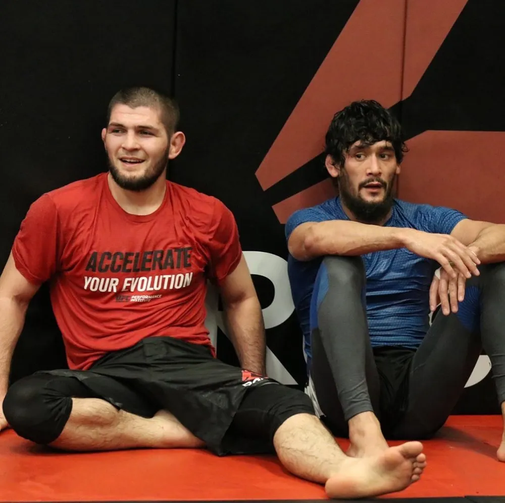 McGregor: “Cuộc chơi “Ai là gà”, và Khabib là tên hèn nhát”, Khabib nổi xung: “Hãy gửi địa điểm đây“ ảnh 1