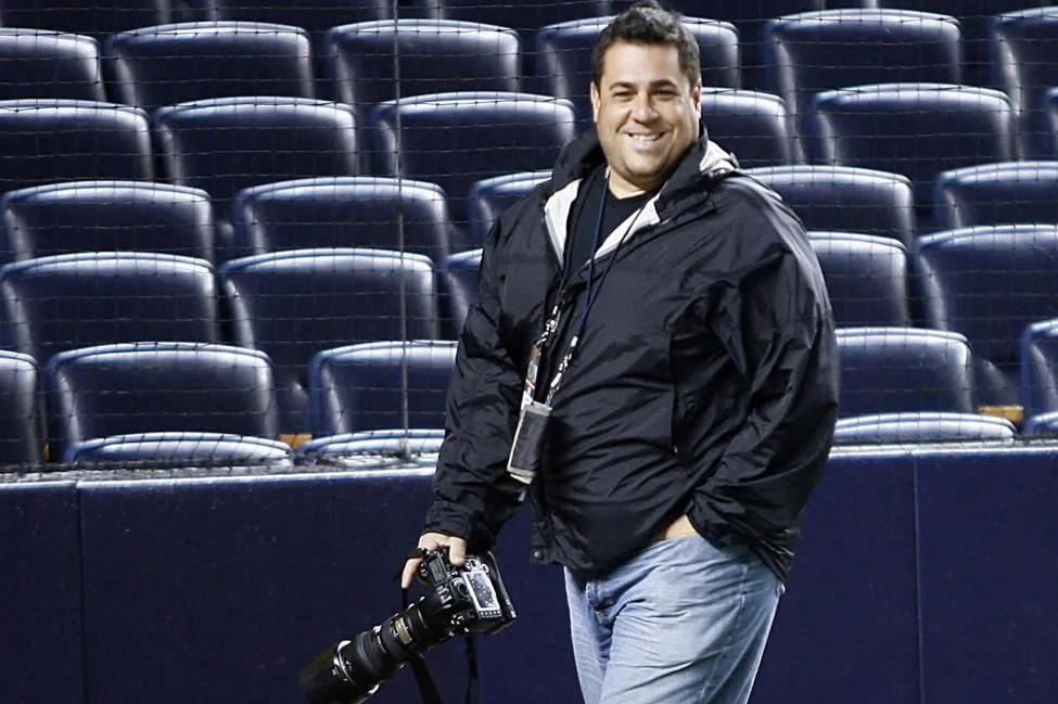 Phóng viên ảnh chụp tấm hình kinh điển “Khabib siết cổ McGregor ở UFC 229” qua đời vì virus corona ảnh 2