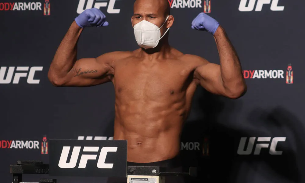 Souza đeo khẩu trang tham dự buổi cân trọng lượng và mặt đối mặt ở thời điểm đang bị nghi ngờ nhiễm virus corona