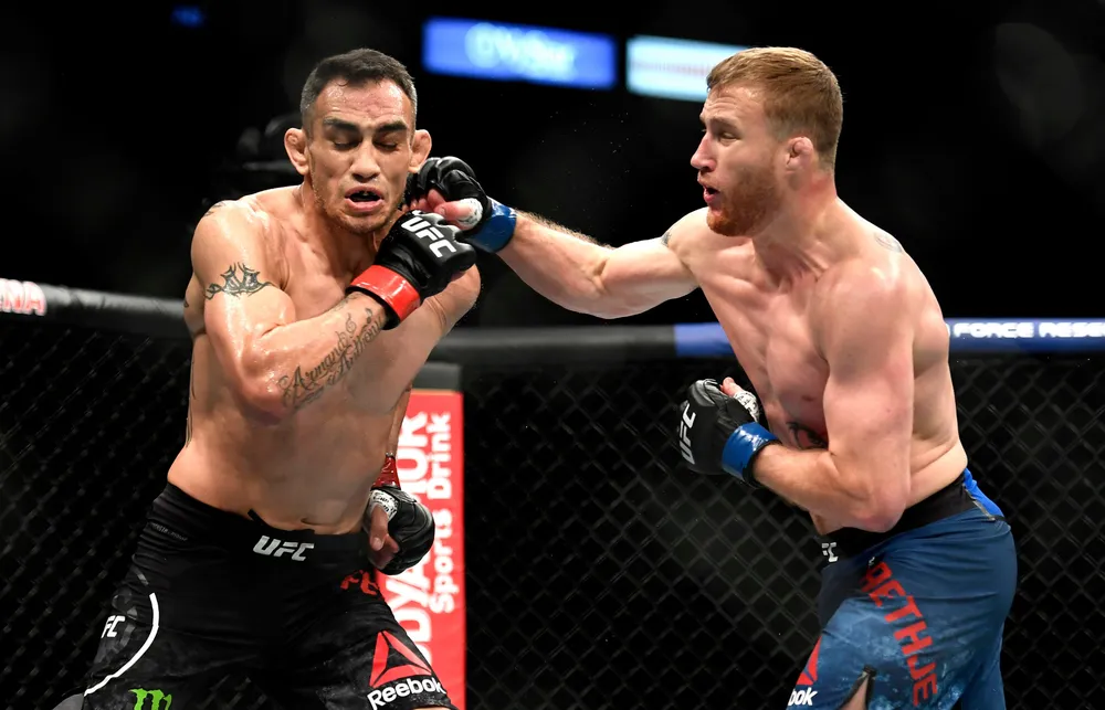 Gaethje ra quyền phải trúng thẳng mặt Ferguson