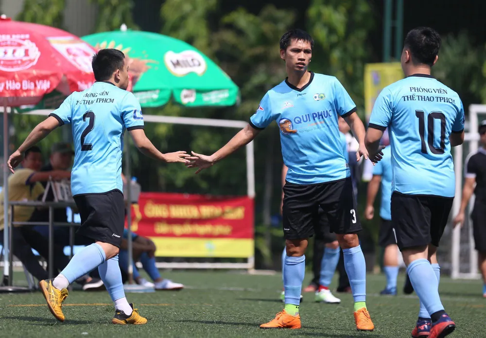 Giải bóng đá Hội nhà báo TPHCM 2020: Báo Sài Gòn Giải Phóng thắng giòn dã 9-2, Đình Thảo, Đăng Báo “tỏa nắng“ ảnh 3