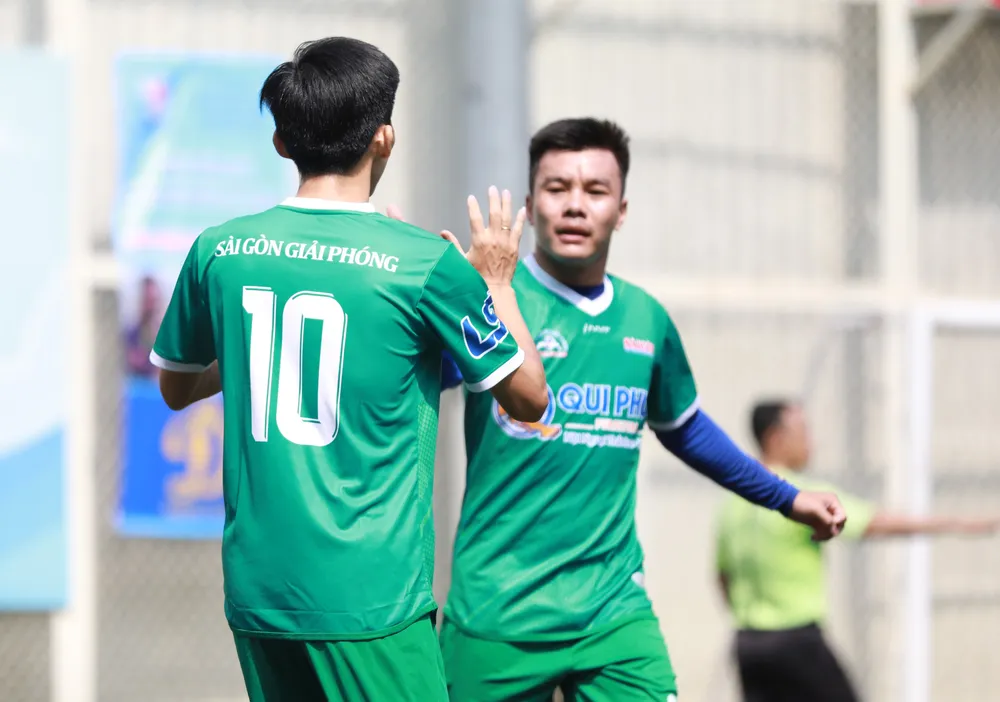 Giải bóng đá Hội nhà báo TPHCM 2020: Báo Sài Gòn Giải Phóng thắng giòn dã 9-2, Đình Thảo, Đăng Báo “tỏa nắng“ ảnh 1