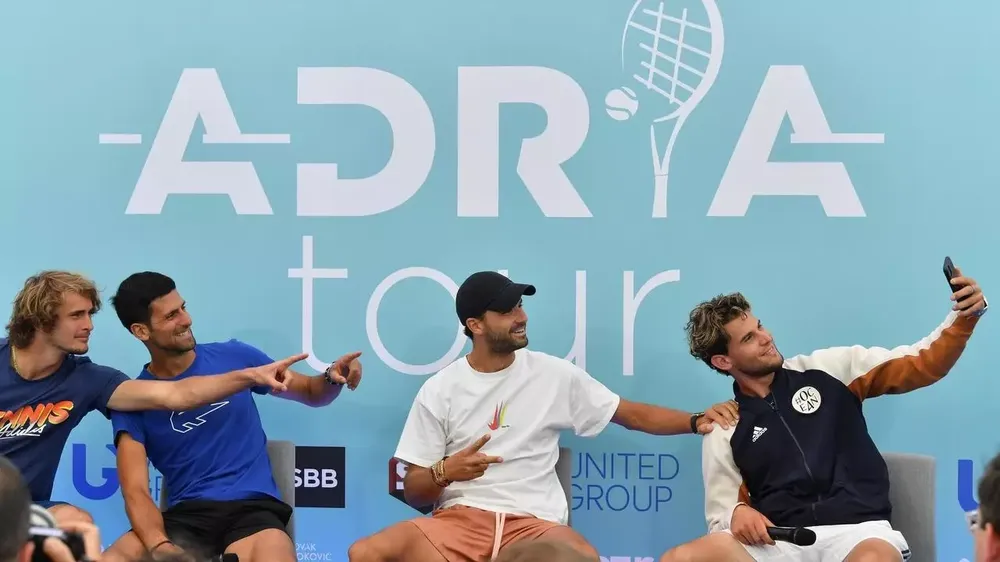 Zverev (ngoài cùng bên trái) chụp hình tự sướng cùng với Djokovic, Dimitrov và Thiem