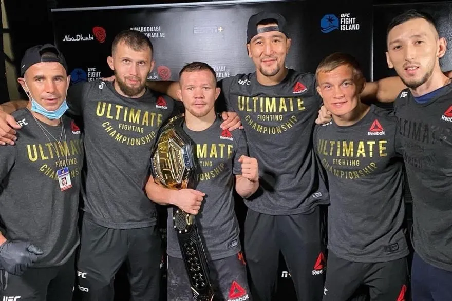 Petr Yan: Từ võ sĩ đấu đài ở hộp đêm vùng Cực Bắc, 4 ngàn rúp/trận, đến… nhà vô địch người Nga thứ 2 ở UFC ảnh 1