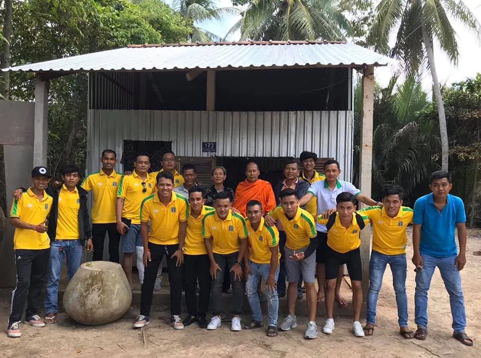 Khmer United FC: Những chàng trai miền Tây chân chất dùng đôi chân thỏa đam mê, chung bàn tay nhỏ bé hỗ trợ cộng đồng ảnh 2