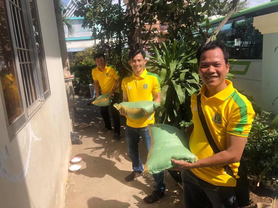 Khmer United FC: Những chàng trai miền Tây chân chất dùng đôi chân thỏa đam mê, chung bàn tay nhỏ bé hỗ trợ cộng đồng ảnh 4