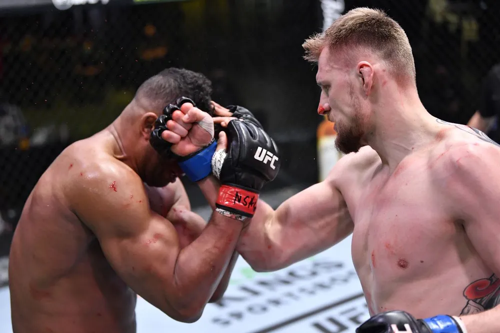 Alexander Volkov kể sự thật rùng rợn ở UFC Vegas 18: Nghe thấy Alistair Overeem thở khò khè sau khi ăn quyền đổ máu ảnh 1
