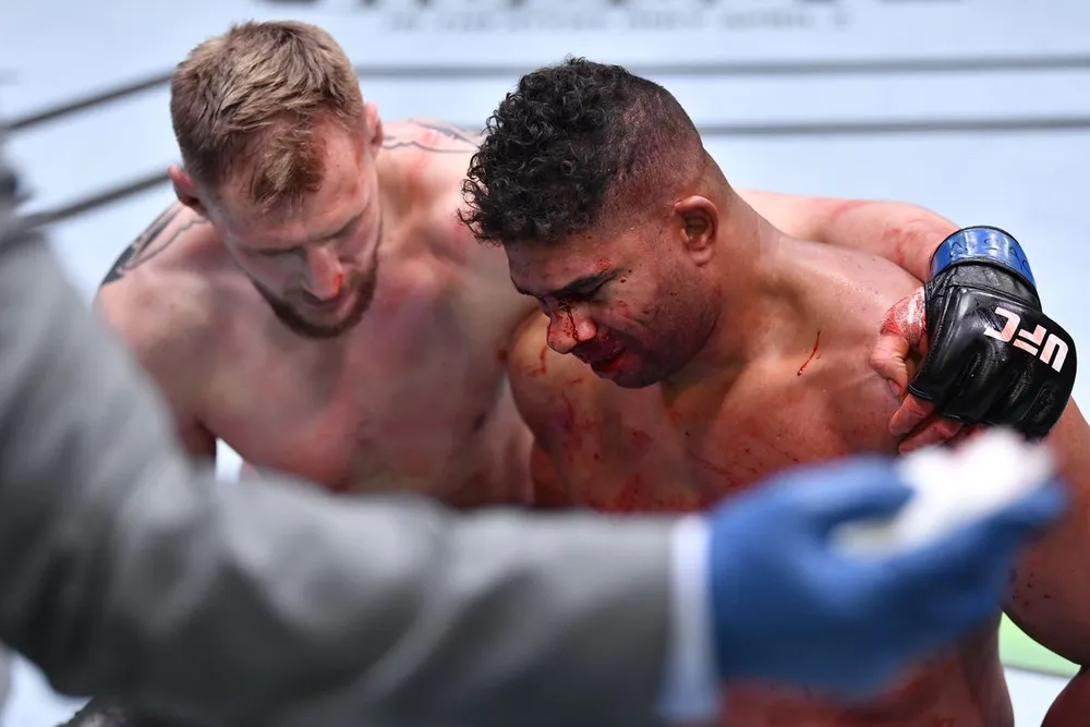 Alexander Volkov kể sự thật rùng rợn ở UFC Vegas 18: Nghe thấy Alistair Overeem thở khò khè sau khi ăn quyền đổ máu ảnh 3