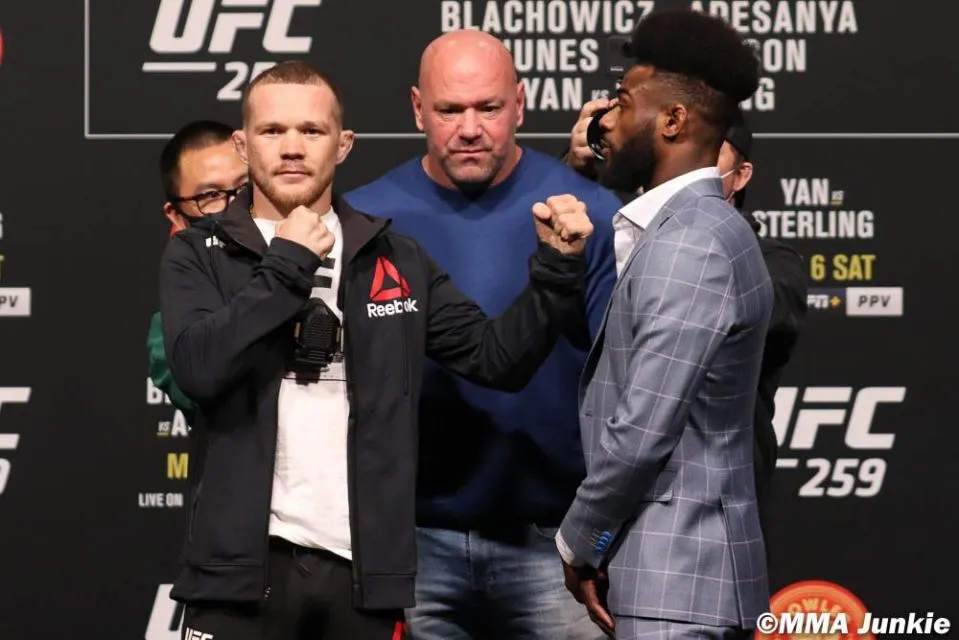 Yan (trái) sẽ bảo vệ đai hạng gà trước Sterling vào ngày mai