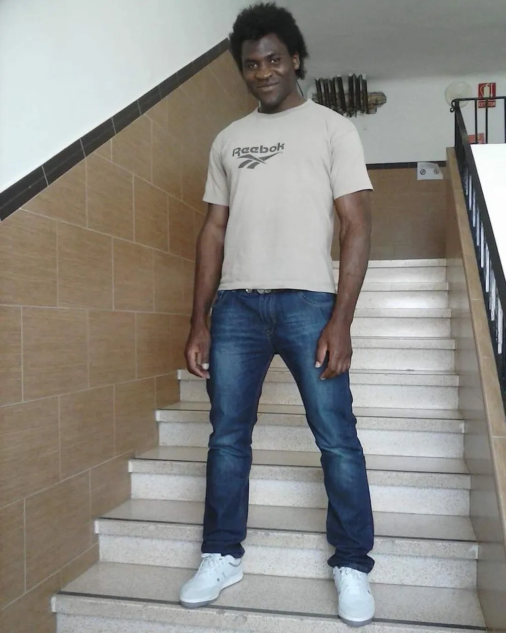 “The Predator” Francis Ngannou: 10 tuổi phải đi khai thác cát, sống vô gia cư ở Paris, lại sắp tranh đai hạng nặng UFC ảnh 2