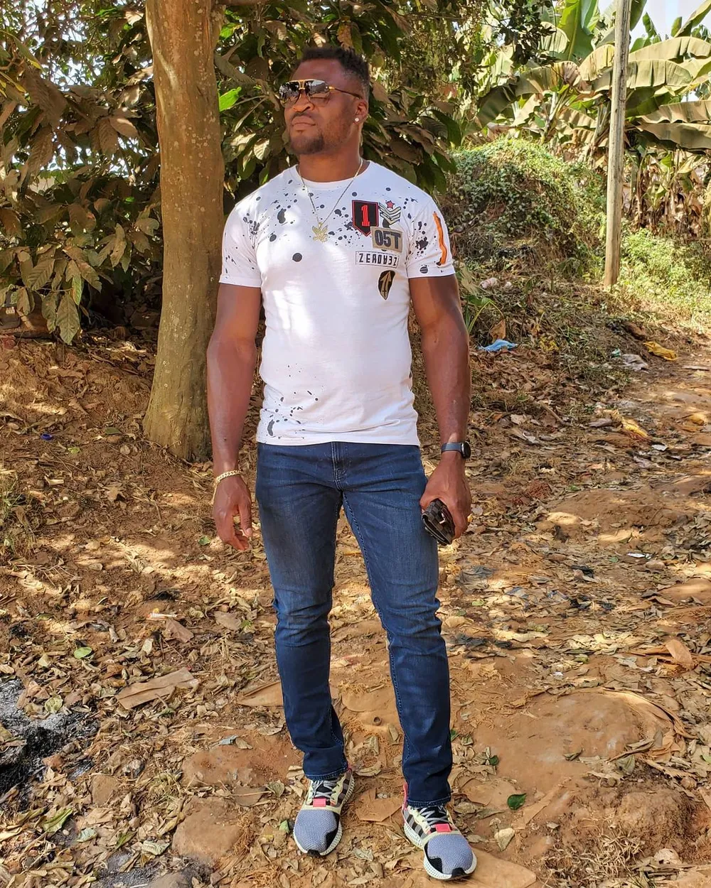 “The Predator” Francis Ngannou: 10 tuổi phải đi khai thác cát, sống vô gia cư ở Paris, lại sắp tranh đai hạng nặng UFC ảnh 1