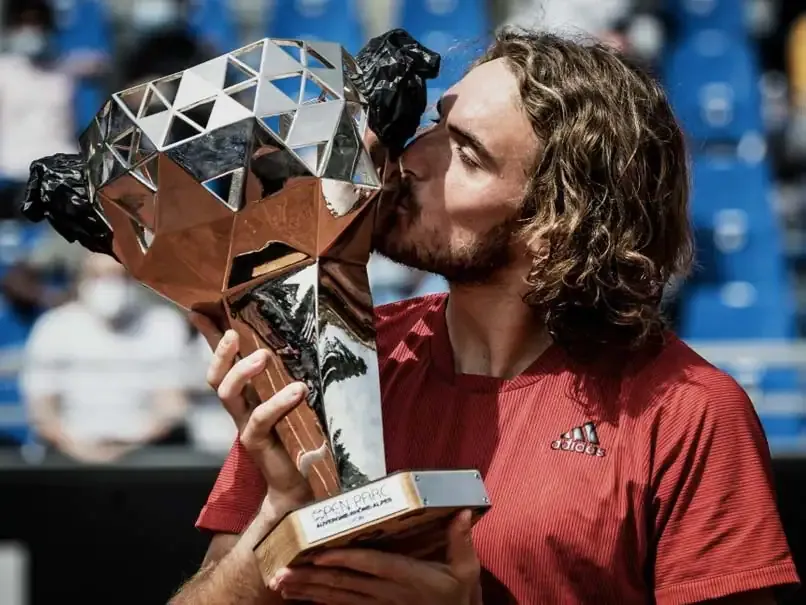 Roland Garros: Tsitsipas sẽ đấu “Tòa tháp nước Mỹ”, Medvedev “viết tiếp lịch sử trong bóng tối lạnh giá” ảnh 1