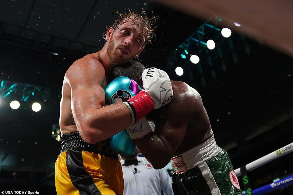 Floyd “Money” Mayweather vs Youtuber Logan Paul: “Quơ quào” túi bụi, Paul vẫn trụ vững sau 8 hiệp đấu với Floyd ảnh 2