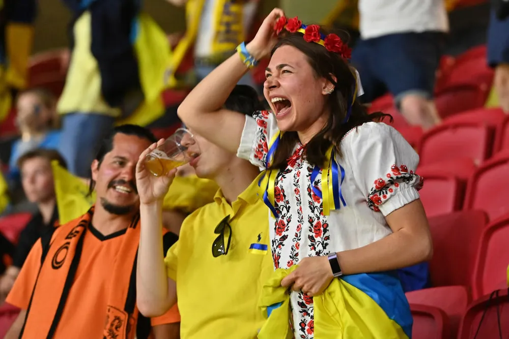 Sắc màu CĐV Ukraine và “Vàng - Xanh mạnh hơn Sbornaya“ ảnh 4