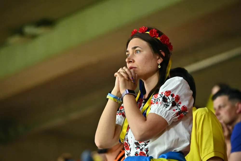 Sắc màu CĐV Ukraine và “Vàng - Xanh mạnh hơn Sbornaya“ ảnh 5