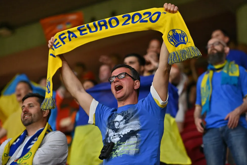 Sắc màu CĐV Ukraine và “Vàng - Xanh mạnh hơn Sbornaya“ ảnh 7