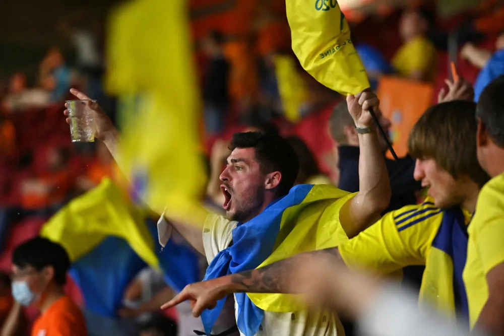Sắc màu CĐV Ukraine và “Vàng - Xanh mạnh hơn Sbornaya“ ảnh 9