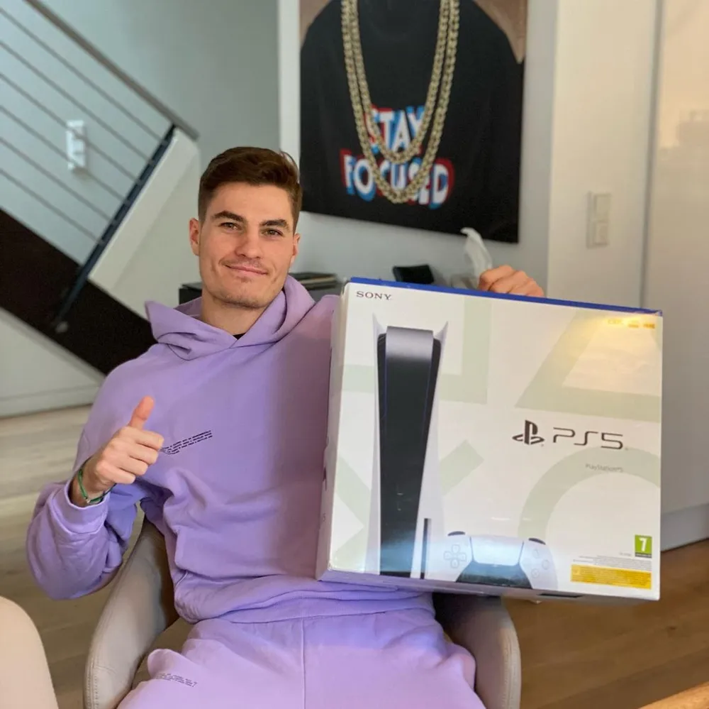 Patrik Schick: 12 tuổi đã “mâu thuẫn” với cha, cực mê tiền và… có HLV tâm lý từng làm lãnh đạo ở Microsoft ảnh 3