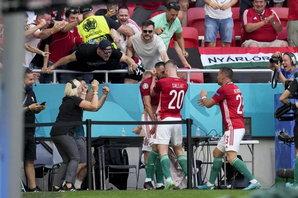 Các cầu thủ Hungary ăn mừng bàn mở tỷ số