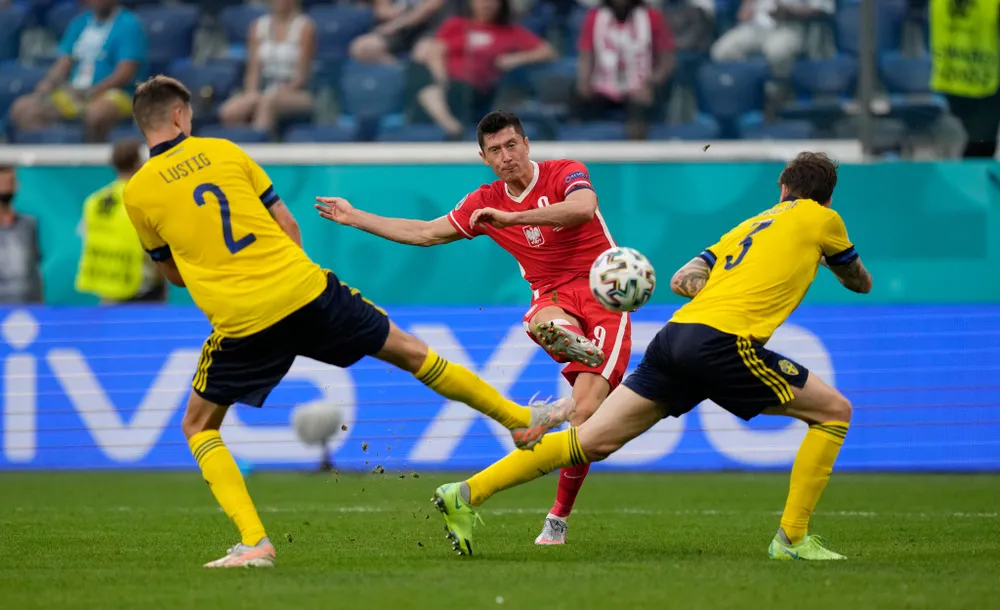 Pha ghi bàn đẳng cấp của Lewandowski