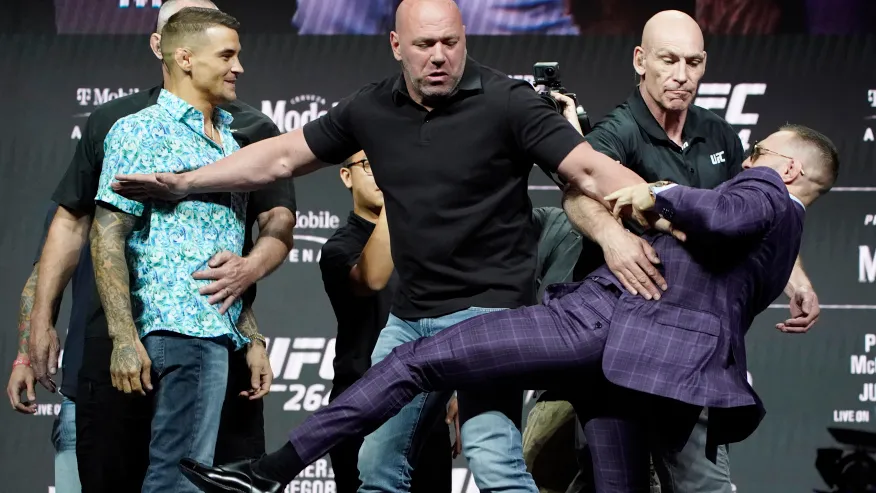 McGregor với chân đá Poirier