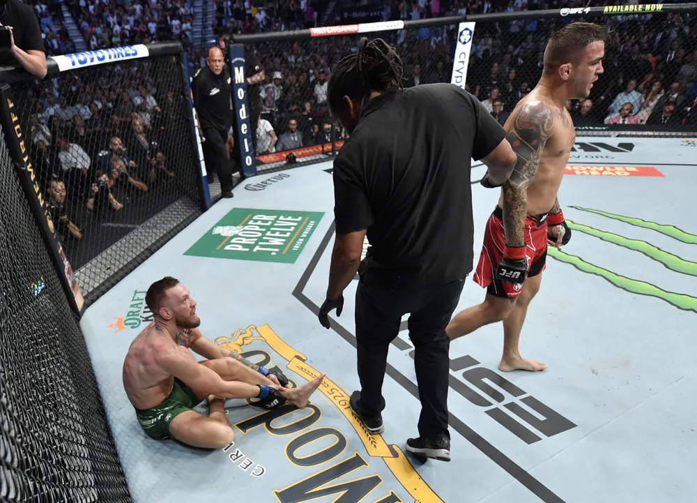 UFC 264: “Gã điên Ailen” Conor McGregor gãy mắt cá vì đặt sai chân trụ, Dustin Poirier thắng KO kỹ thuật ảnh 3