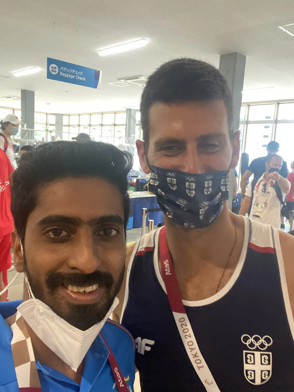 Novak Djokovic: Ngôi sao nổi tiếng số 1 ở Olympic, ai cũng muốn xin chữ ký và chụp hình ảnh 4