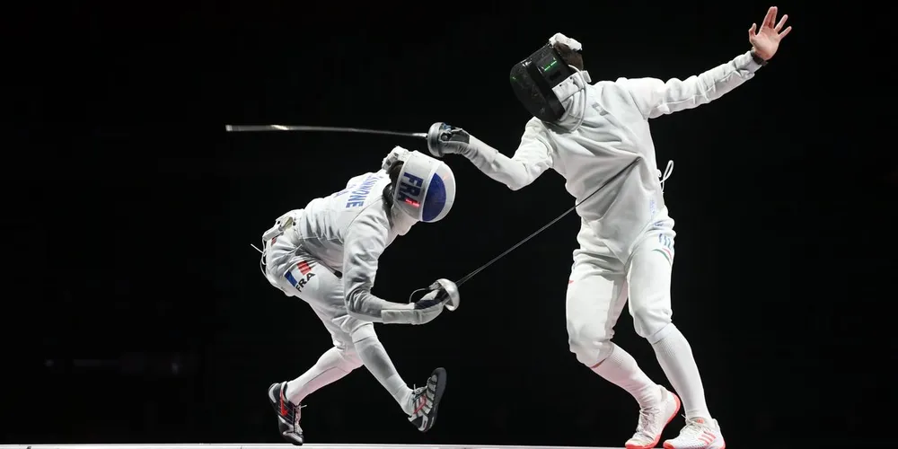 Romain Cannone và cú "lòn người" tung ra nhát đâm "chí mạng" vào người Gergely Siklosi trong trận tranh HCV kiếm ba cạnh