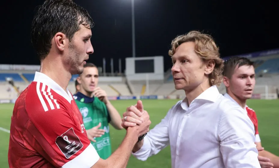 Cách Karpin xoay tua và lựa chọn thủ quân cho tuyển Nga gây nhiều tranh cãi