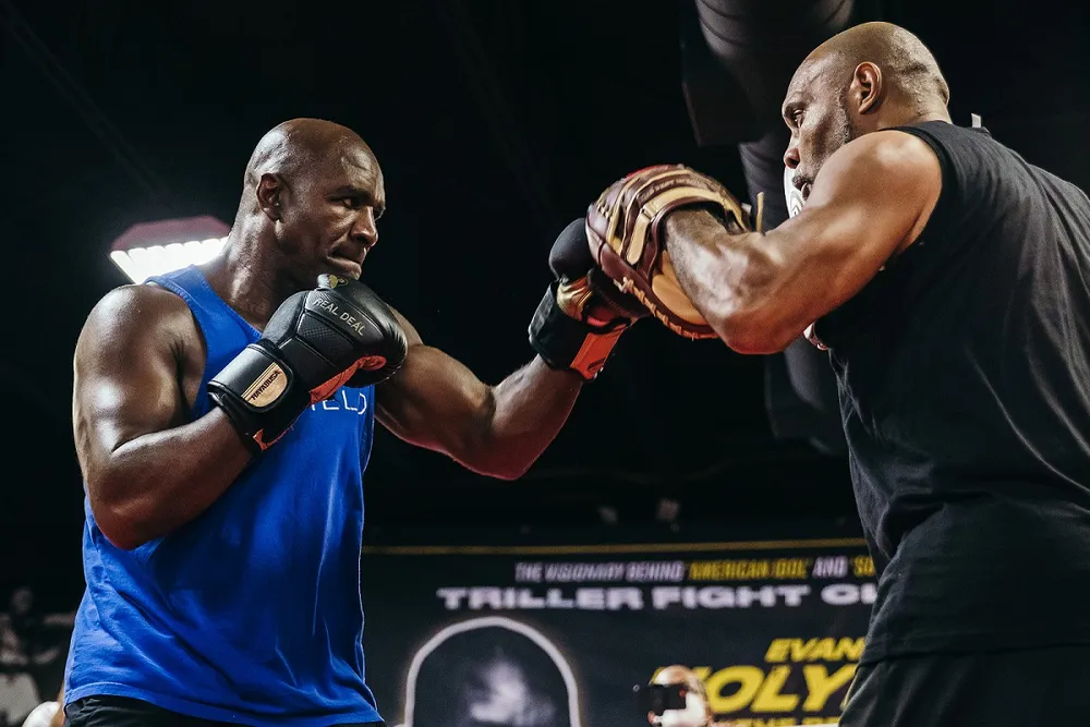 Evander Holyfield: Mạo hiểm tái xuất ở tuổi 58, sẽ ứng chiến Vitor Belfort trước mắt Donald Trump ảnh 4