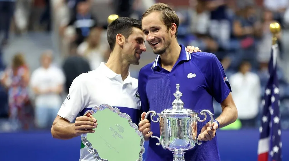 Medvedev giương cao chiếc cúp vô địch US Open bên cạnh Djokovic