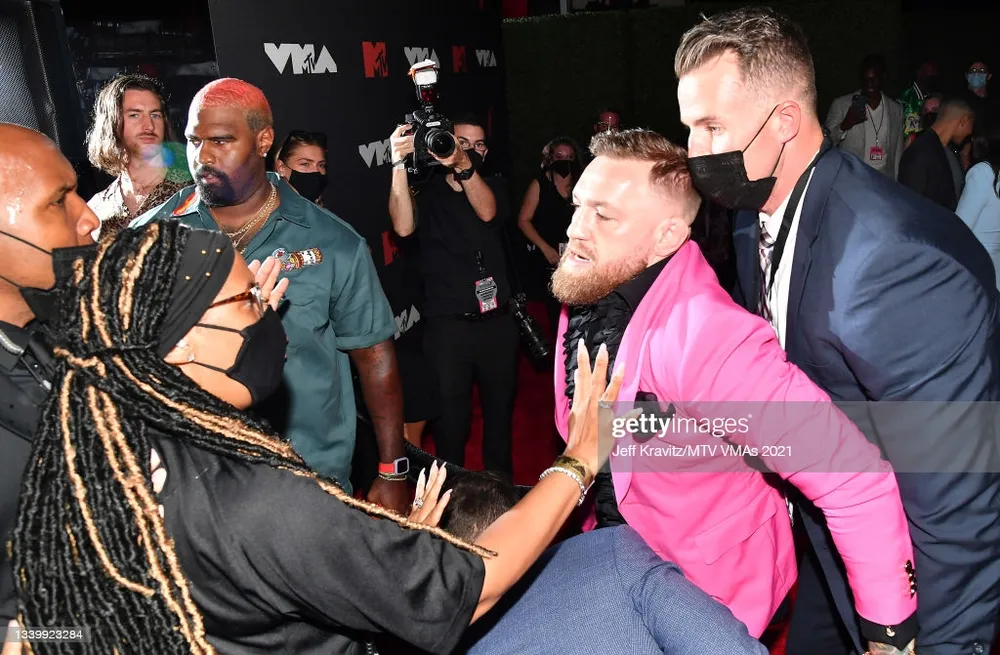 “Gã điên Ailen” Conor McGregor suýt choảng Machine Gun Kelly: Tôi chẳng biết hắn ta, ngoại trừ hắn đi cùng Megan Fox ảnh 1