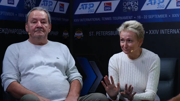 Daniil Medvedev và những người quan trọng trong đời (I): Cha mẹ và những người thầy, người cô đặt viên gạch đầu tiên ảnh 1