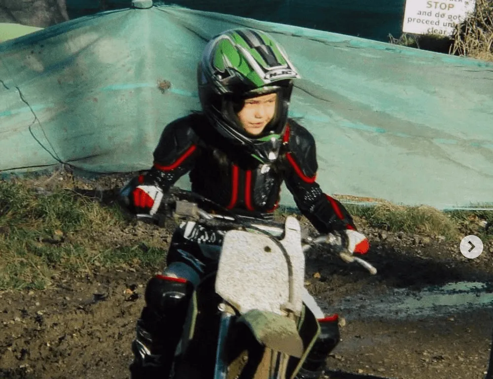 “Quý cô Anh quốc” Emma Raducanu: Yêu thích đua xe tốc độ, vừa tốt nghiệp Trung học, đang tập làm quen cách… tiêu tiền ảnh 2