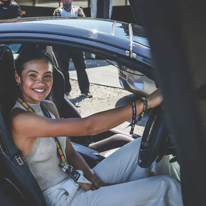 “Quý cô Anh quốc” Emma Raducanu: Yêu thích đua xe tốc độ, vừa tốt nghiệp Trung học, đang tập làm quen cách… tiêu tiền ảnh 3