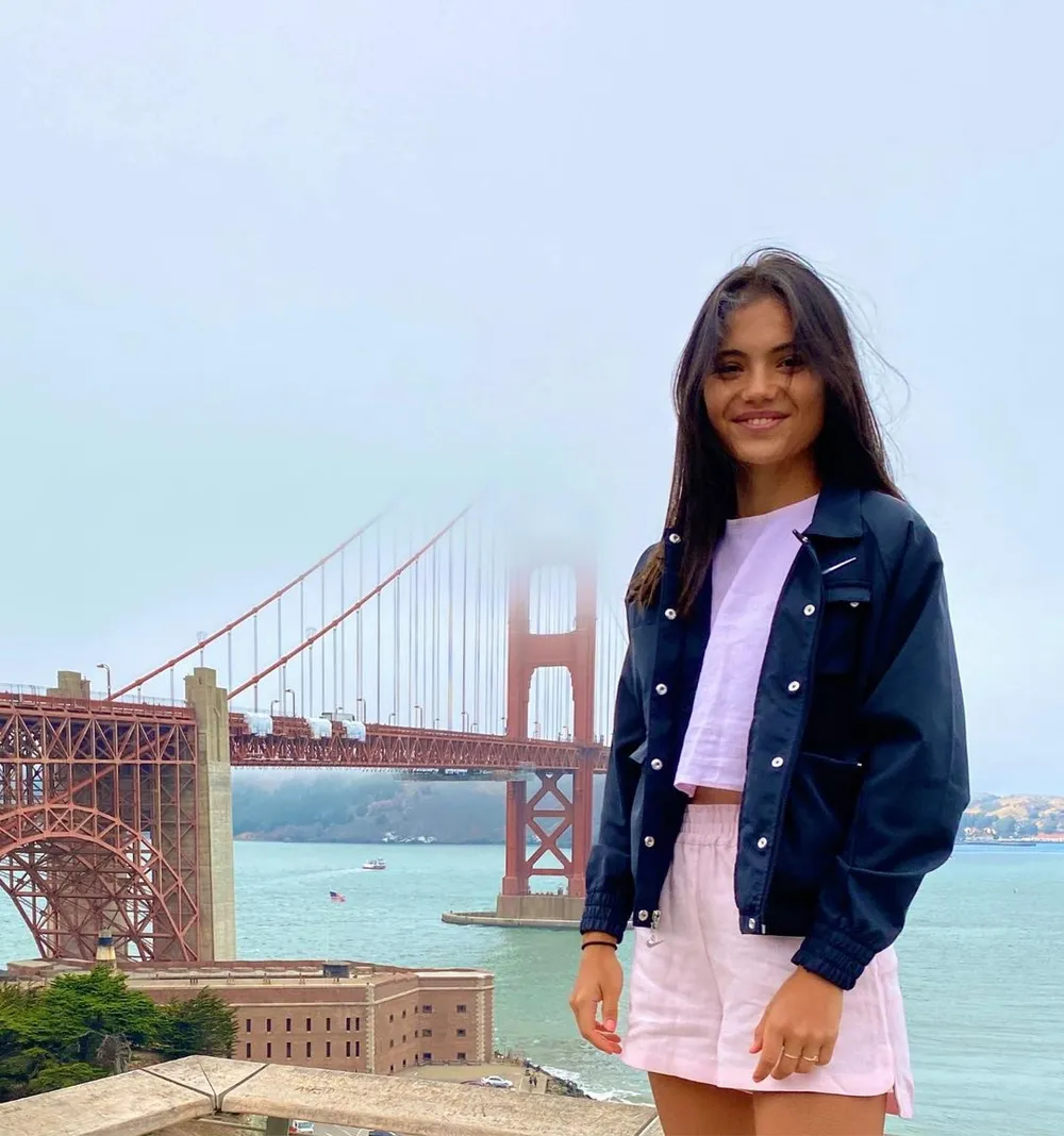 “Quý cô Anh quốc” Emma Raducanu: Yêu thích đua xe tốc độ, vừa tốt nghiệp Trung học, đang tập làm quen cách… tiêu tiền ảnh 6