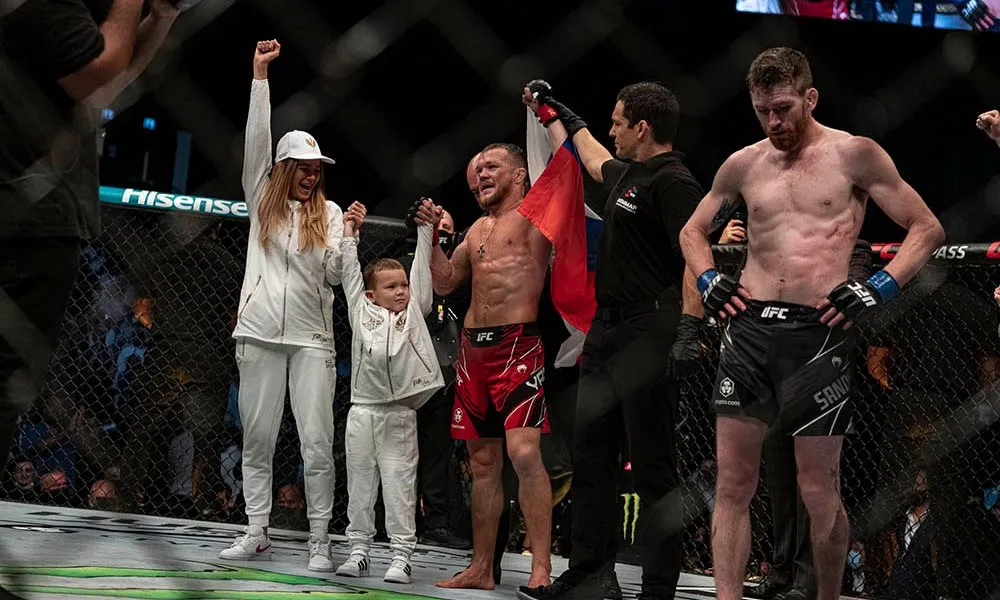 Yan lại giương cao cờ Nga trong lồng sắt bát giác trên đất Mỹ