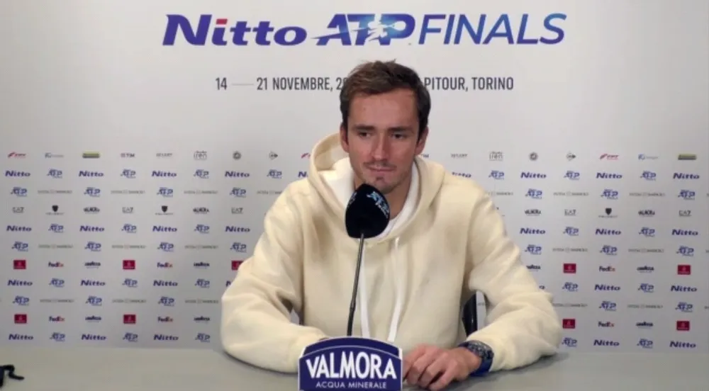 ATP Finals: Novak Djokovic và Daniil Medvedev vào bán kết với 3 trận toàn thắng ảnh 2