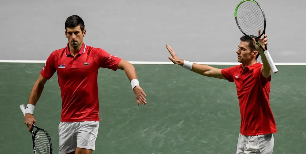 Djokovic (trái) gánh vác đại cuộc