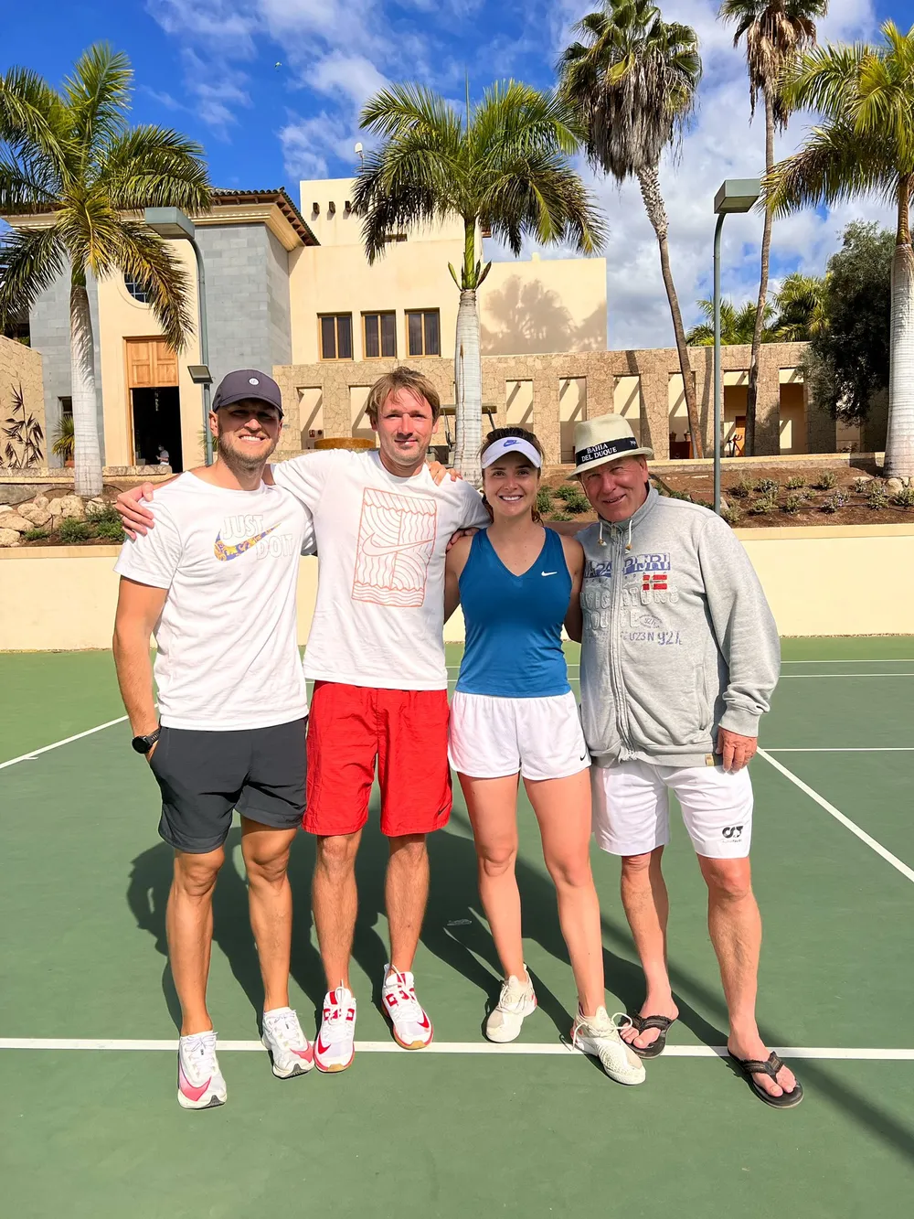 Elina Svitolina sẵn sàng chích mũi 3 vaccine, Naomi Osaka đến Melbourne với chiếc áo Mona Lisa… ảnh 1