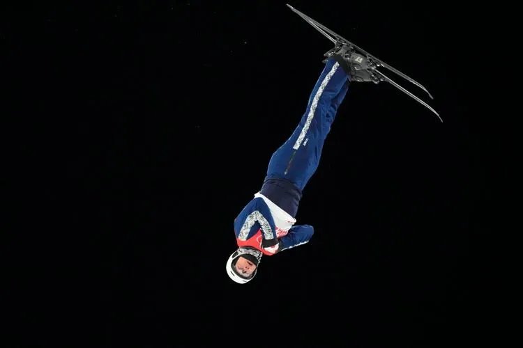 Olympic mùa Đông Beijing: Oleksandr Abramenko - “vị cứu tinh” của Ukraine và cái ôm thắm thiết của VĐV Nga Ilia Burov ảnh 2