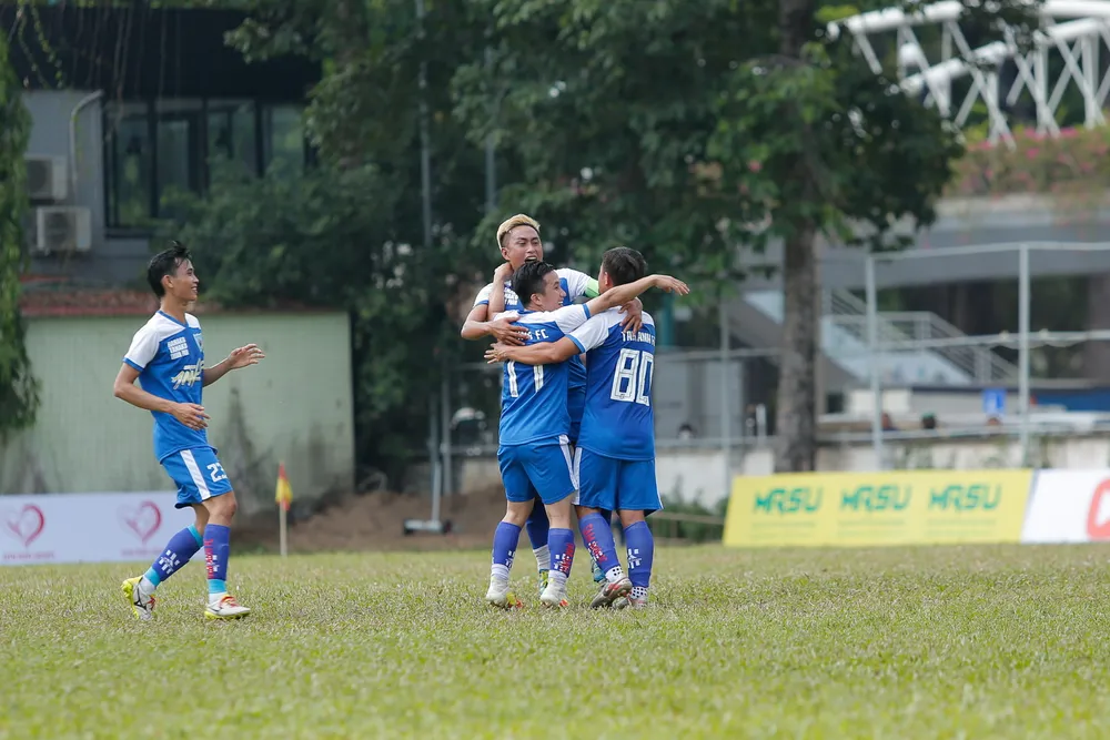 Khai mạc Amy Cup: Đội xe mô tô Harley rước cờ đầy phong cách, mưa bàn thắng/4 trận đầu tiên ảnh 4