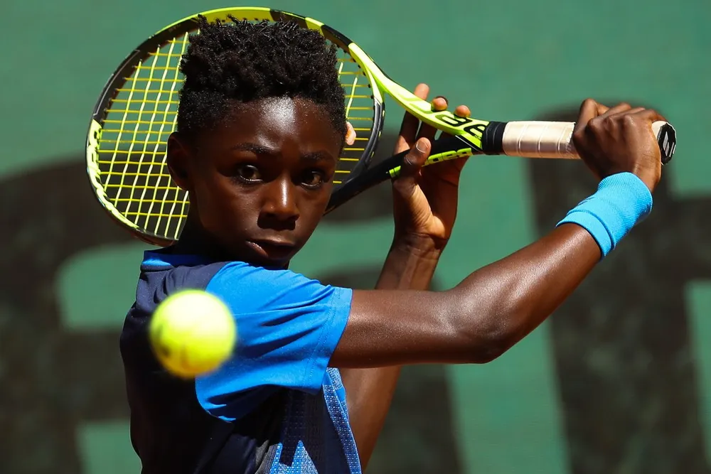 Tay vợt 15 tuổi người Pháp… tát mặt đối thủ khi bắt tay trên lưới, suýt bị đánh hội đồng ảnh 1