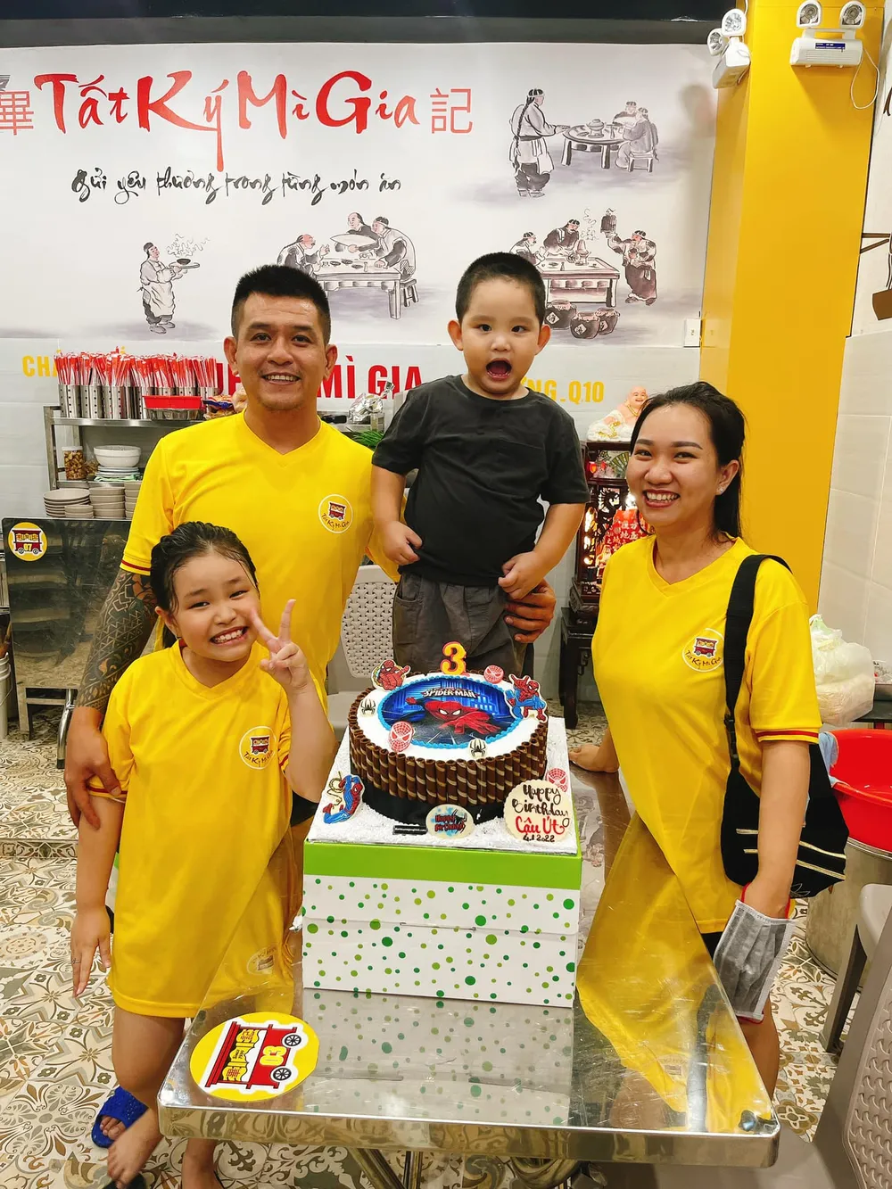 Cựu tuyển thủ futsal Bảo Chúng & Tất Ký Mì Gia: Từ đôi chân đảo điên sân bóng tới đôi tay thảy mì - trộn sốt điêu luyện ảnh 1