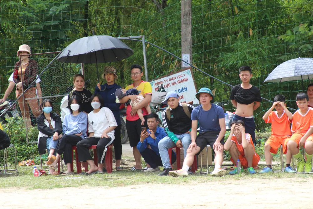 Dự án GUMBĐ & Chương trình thứ 15: Hành trình vượt 2.000 km - Gieo ước mơ bóng đá cho trẻ em vùng cao ảnh 14