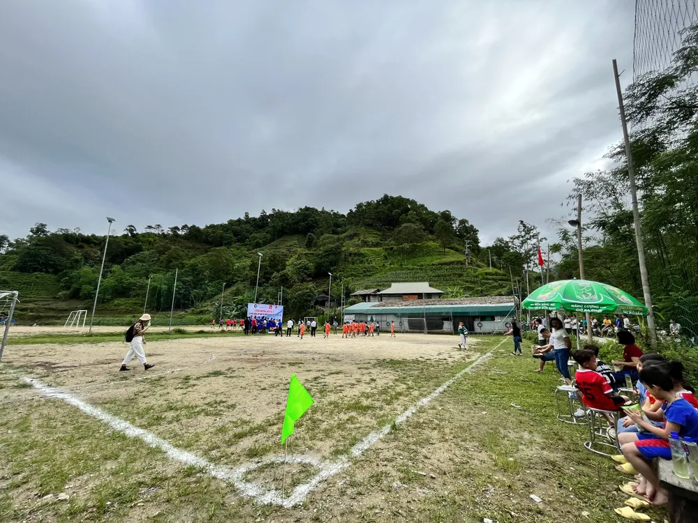 Dự án GUMBĐ & Chương trình thứ 15: Hành trình vượt 2.000 km - Gieo ước mơ bóng đá cho trẻ em vùng cao ảnh 10