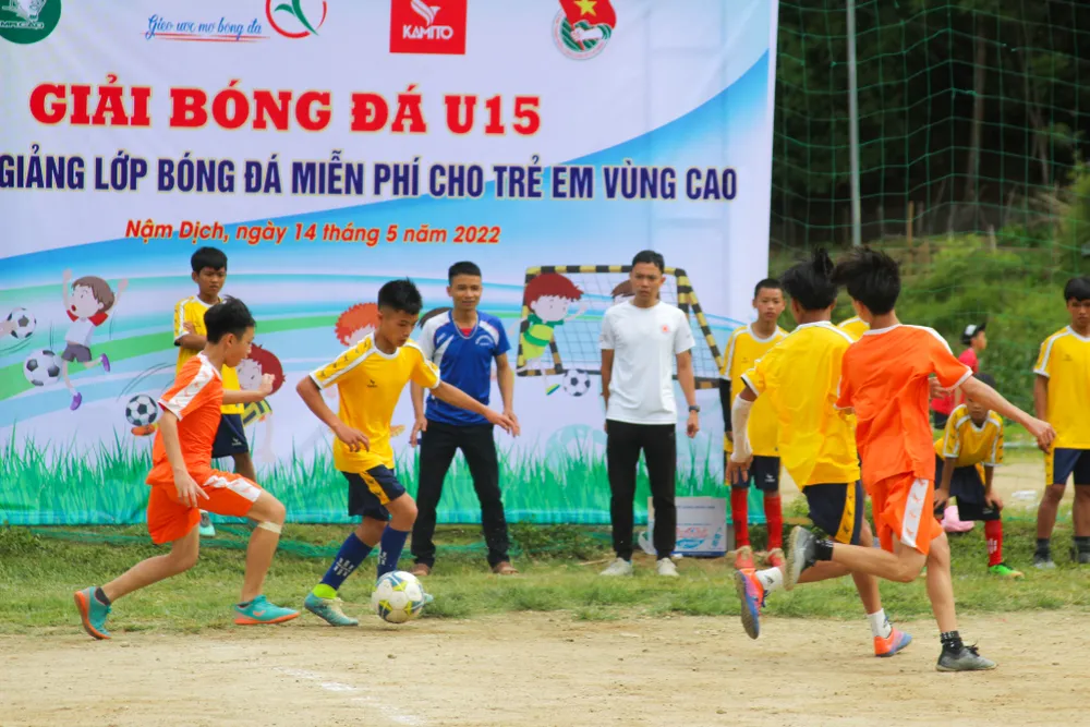 Dự án GUMBĐ & Chương trình thứ 15: Hành trình vượt 2.000 km - Gieo ước mơ bóng đá cho trẻ em vùng cao ảnh 6